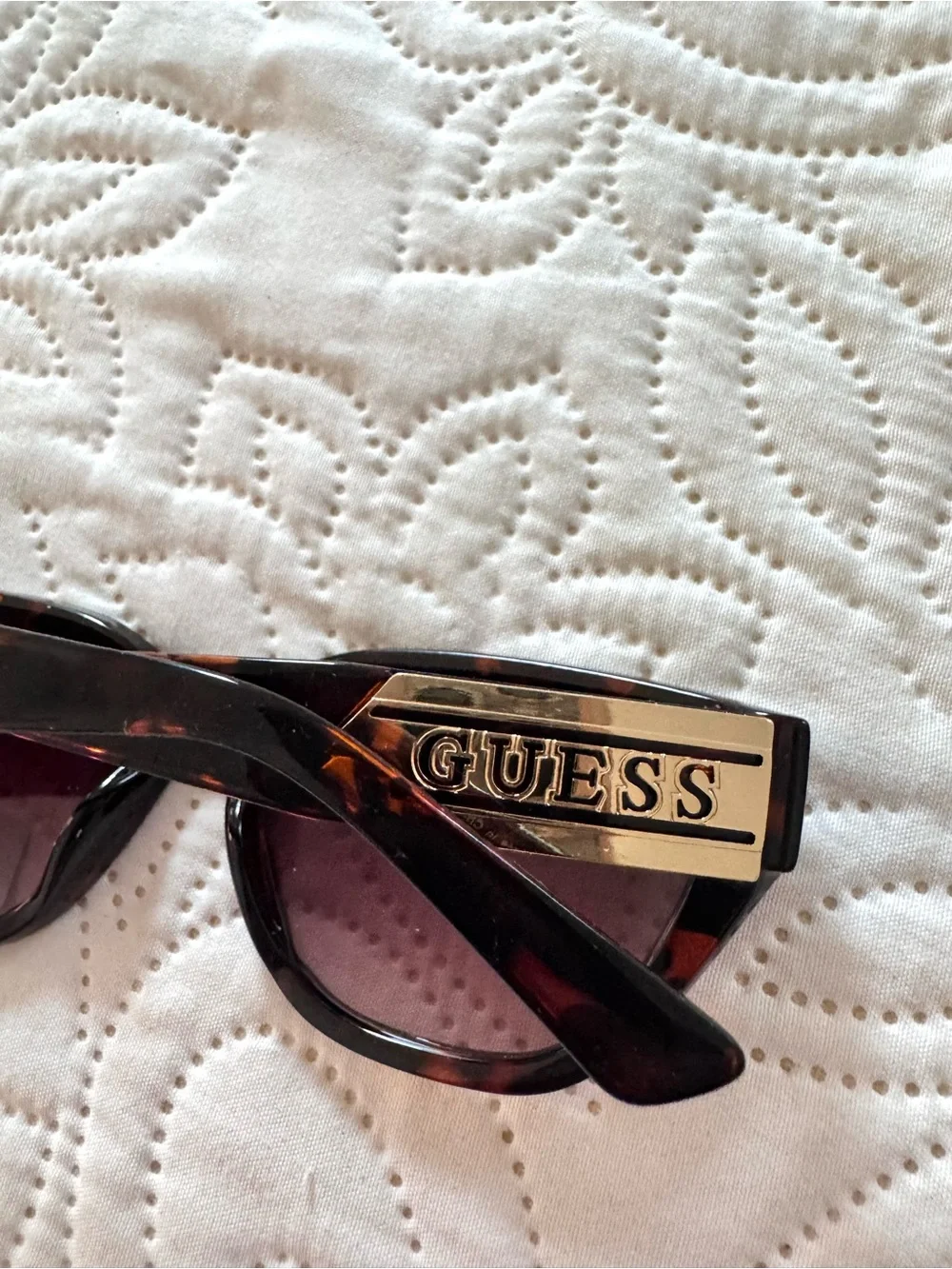 GUESS Women's Tortoiseshell Cat Eye Sunglasses - Brown. New